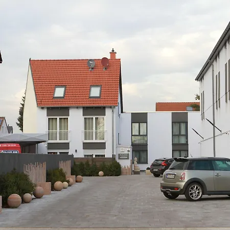 Naam & Frankfurt City-messe Airport