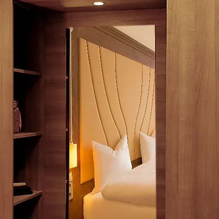 Naam & Frankfurt City-messe Airport 3*