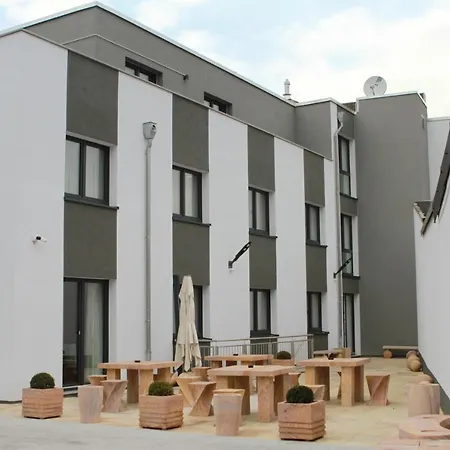 Hotel Naam & Frankfurt City-messe Airport 3*