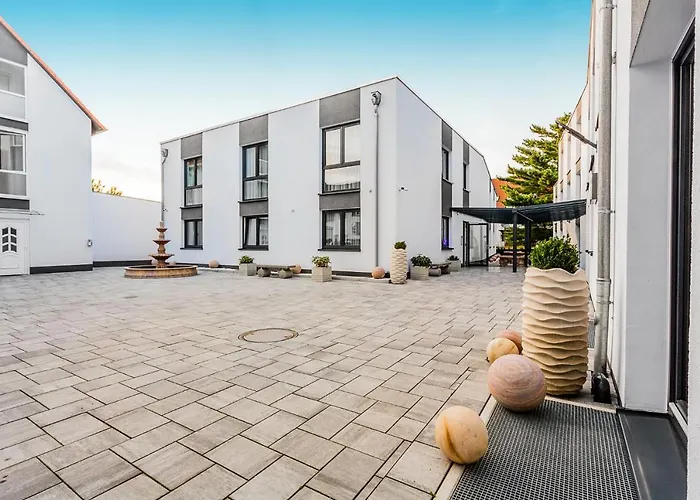 Hotel Naam & Frankfurt City-messe Airport 3*